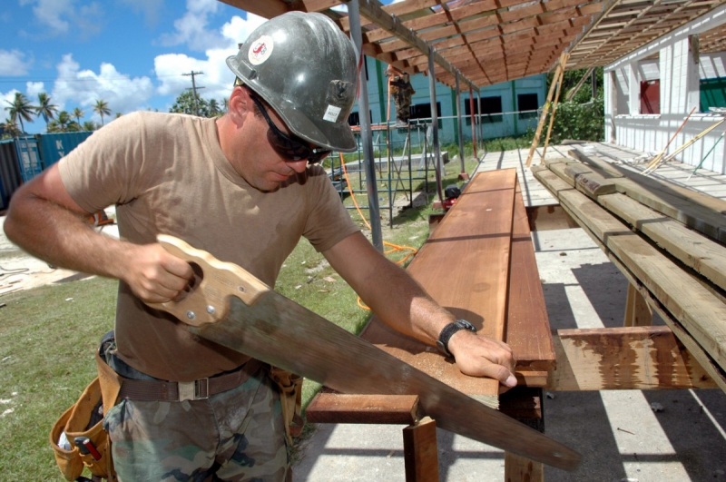 menuisier-ST AUBAN-min_worker_construction_building_carpenter_male_job_build_helmet-893290